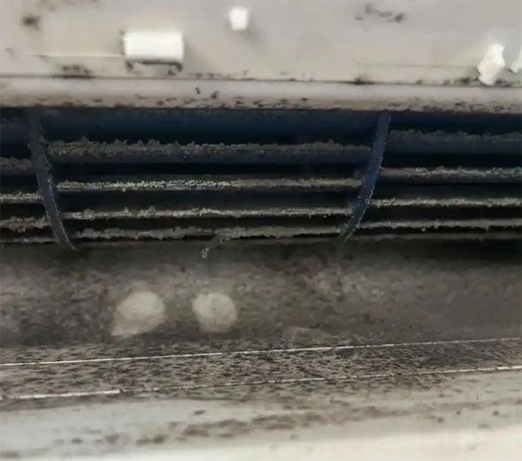 永清空调吹的风有股烧焦味是怎么回事